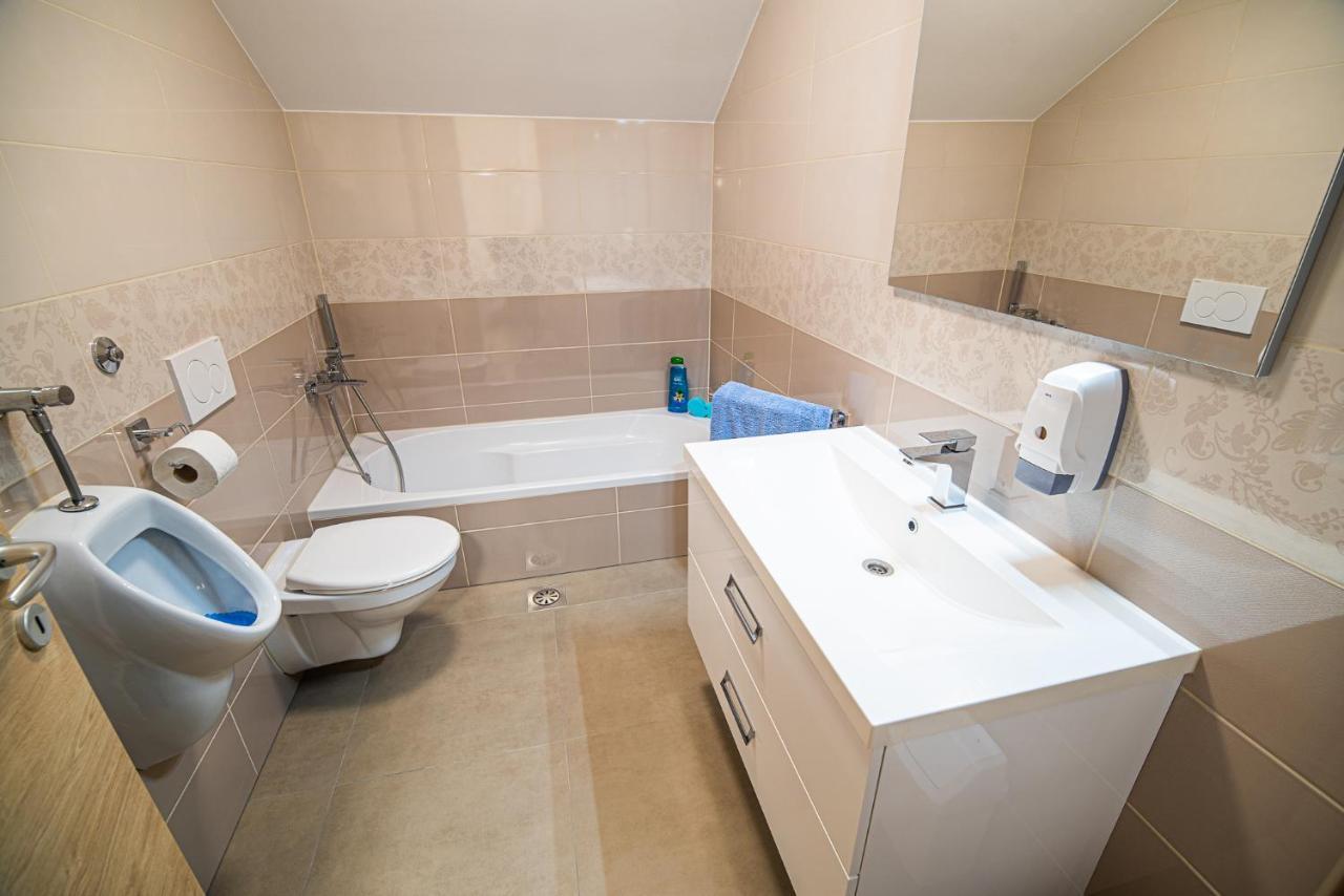 Holiday Home With Hot Tub And Sauna Sabina Rovte エクステリア 写真