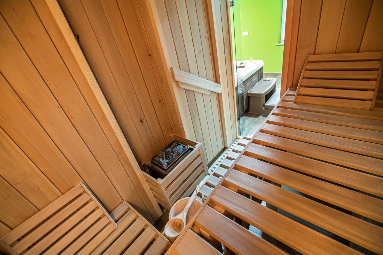 Holiday Home With Hot Tub And Sauna Sabina Rovte エクステリア 写真