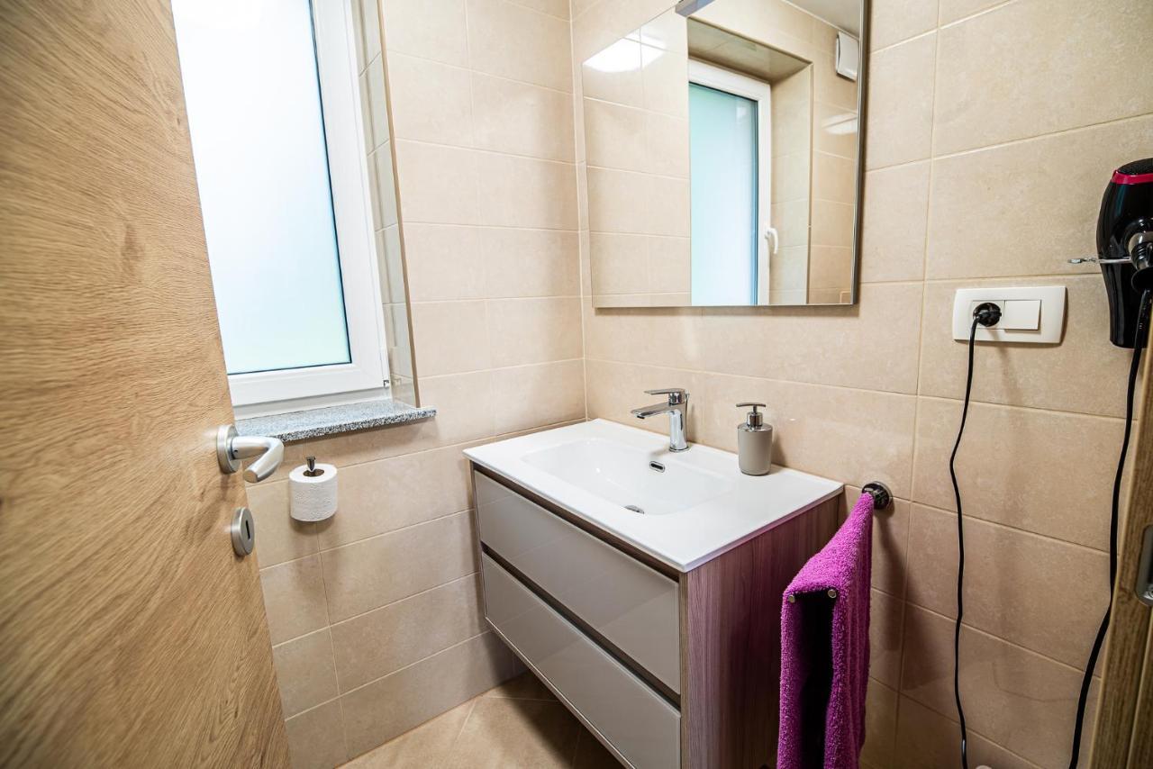 Holiday Home With Hot Tub And Sauna Sabina Rovte エクステリア 写真