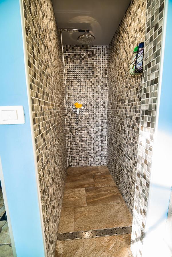 Holiday Home With Hot Tub And Sauna Sabina Rovte エクステリア 写真