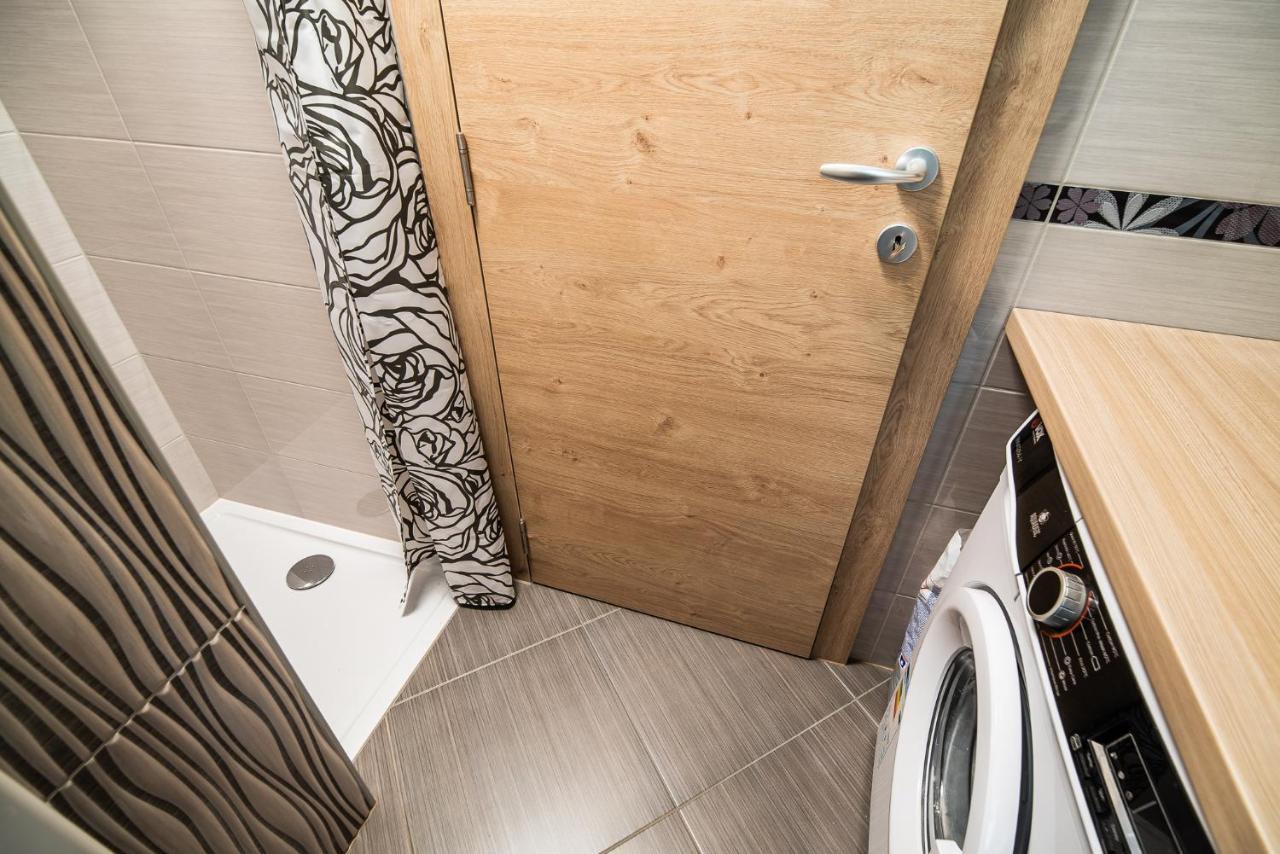 Holiday Home With Hot Tub And Sauna Sabina Rovte エクステリア 写真