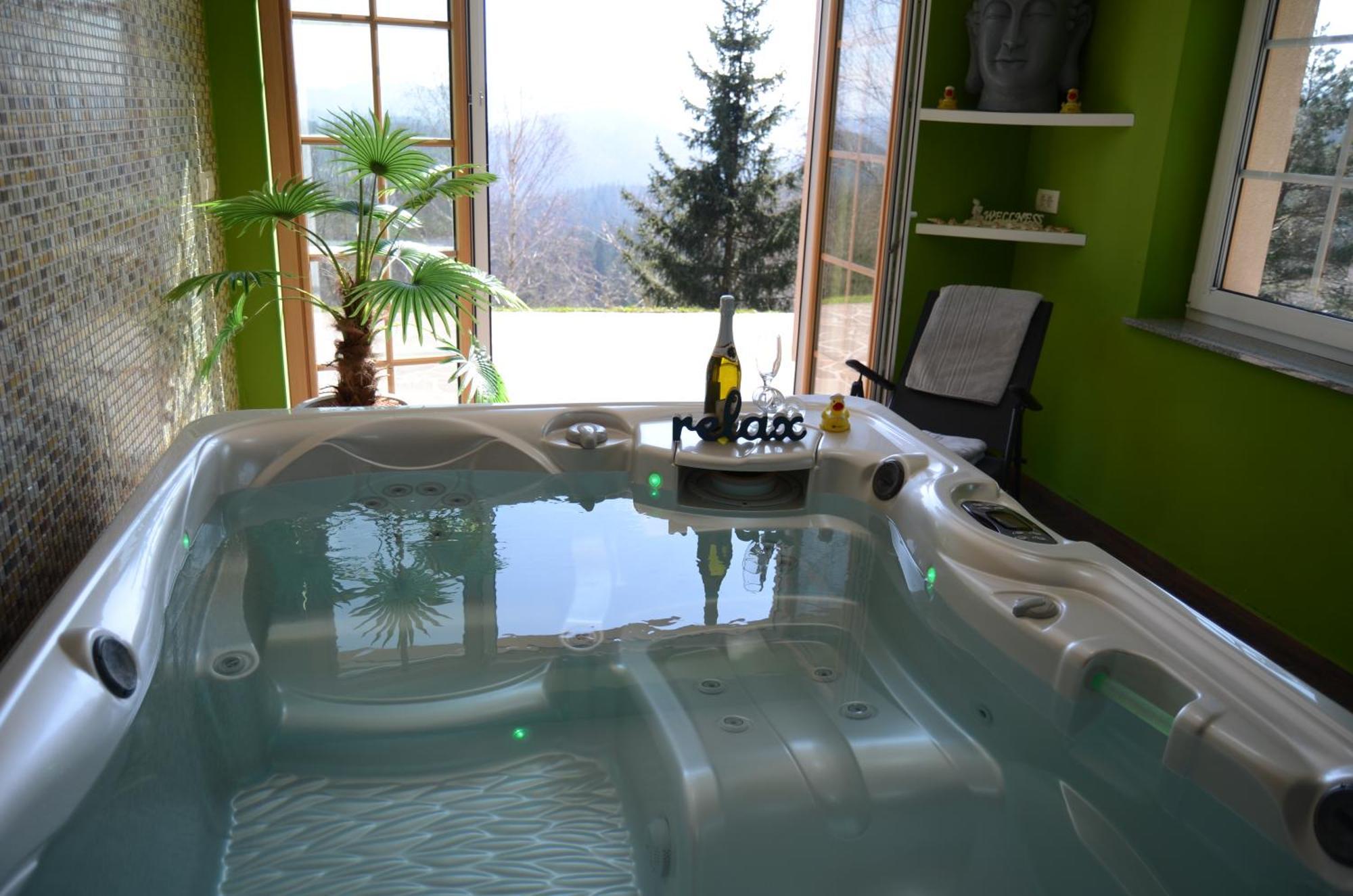 Holiday Home With Hot Tub And Sauna Sabina Rovte エクステリア 写真