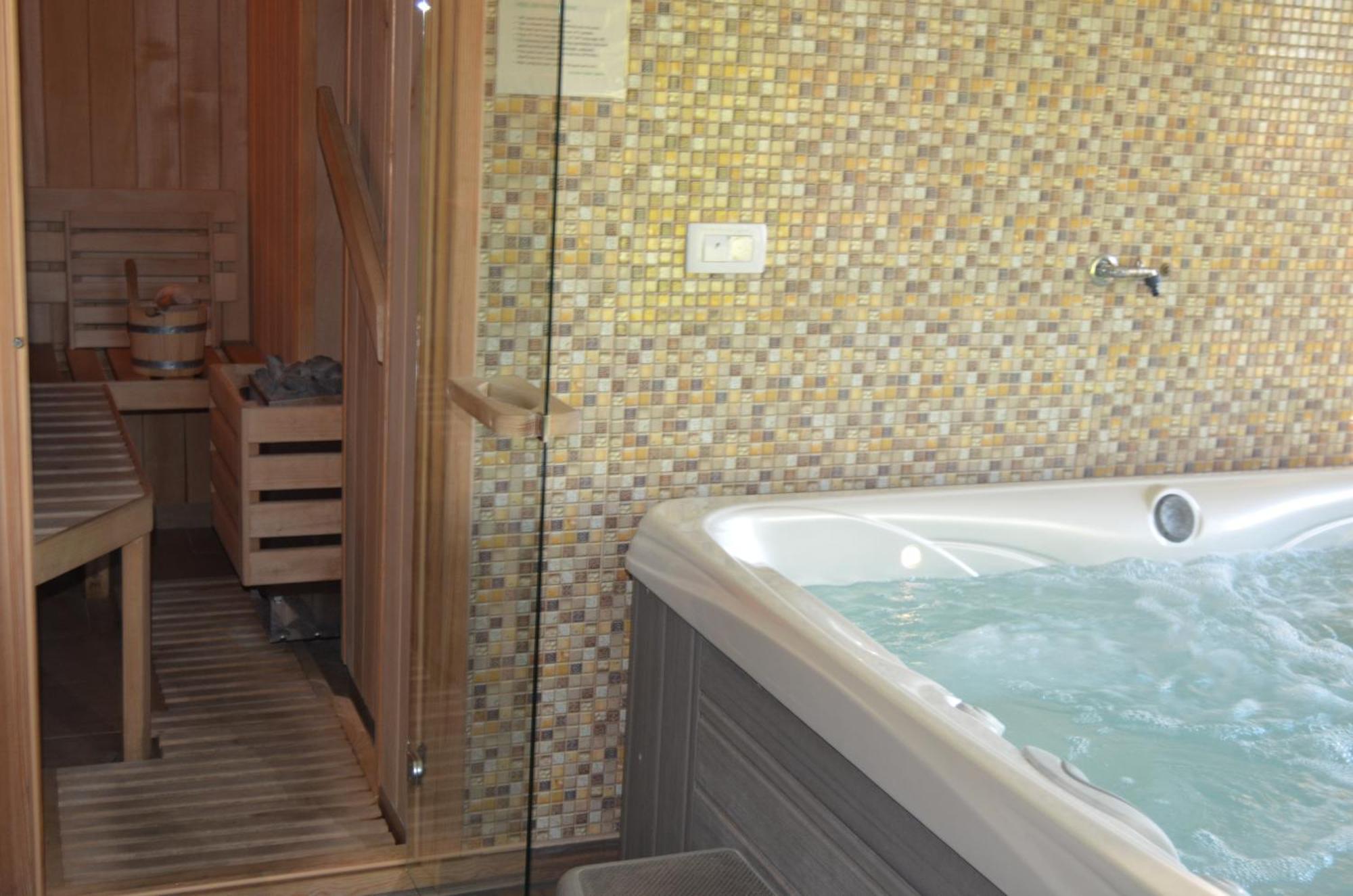 Holiday Home With Hot Tub And Sauna Sabina Rovte エクステリア 写真